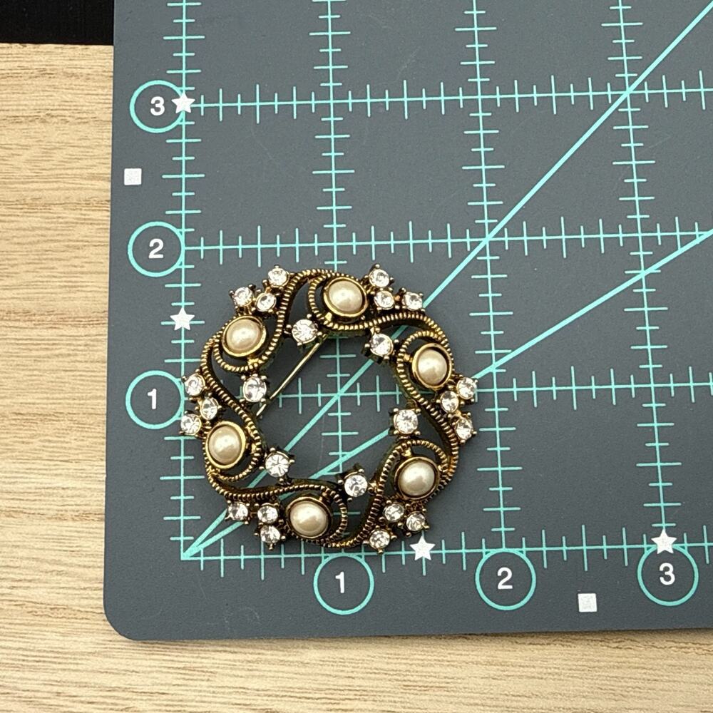 Vintage Monet Wreath Brooch Faux Pearl Rhinestone Crystal Twisted Gold Tone‎ Pin - Picture 6 of 6